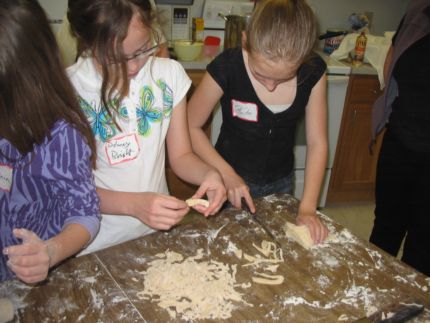 2011-05-04_4-H_Russian_Culture_Delaney_Bright_and_Katie_Schneider_picnik