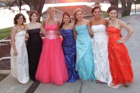 2010-04-10_Cheerleaders_before_Prom