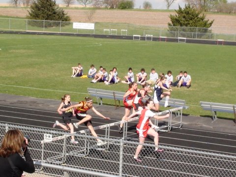 2010-04-15_Girls_Hurdle_1