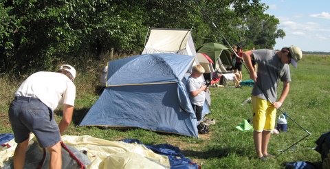 Tents_going_up-1